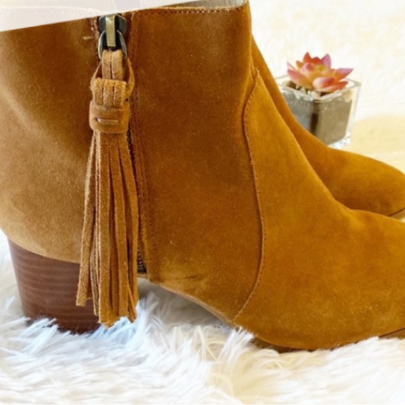 TAHARI Josie Tan Suede Tassel Heel Ankle Fall bootie women size 6.5 - Picture 2 of 7